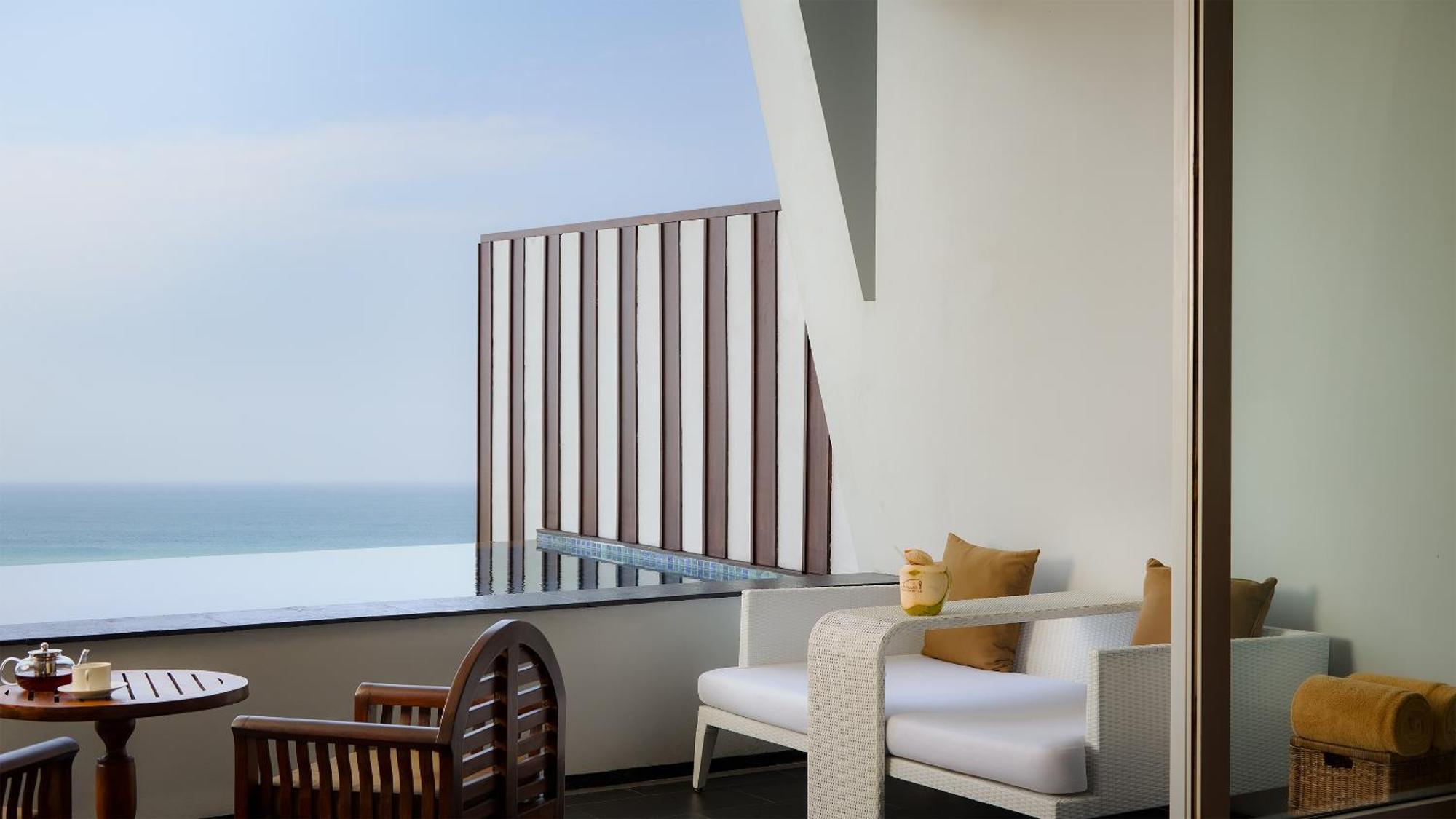 Honeymoon Ocean Front Pool Suite - Free Benefit